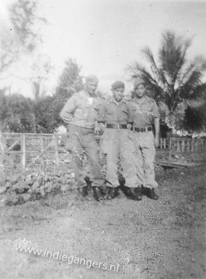 pag45 met znen op de kampongweg