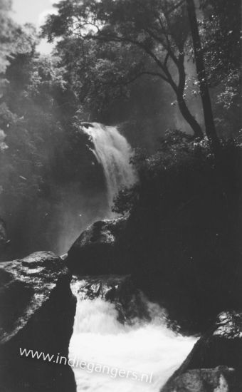 147 waterval achter het zwembad