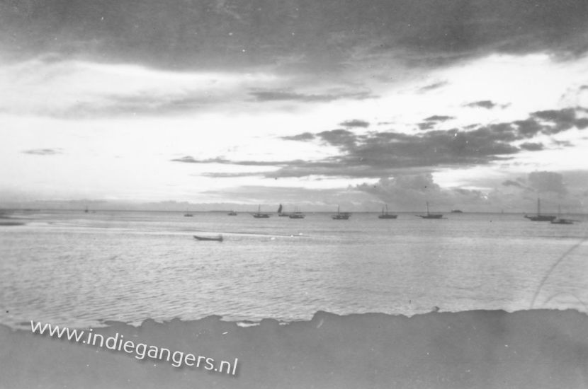 96 strand met vissersboten