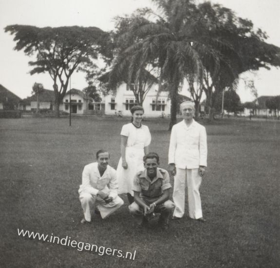 12 burgerkenissen te bandoeng