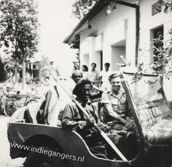 30 sint nicolaas in de jeep met zwarte pieten