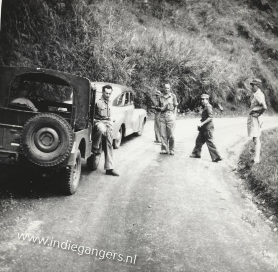 56 met de jeep en de ford op stap