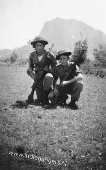 l 14 militairen in vol ornaat helm bren lee enfield