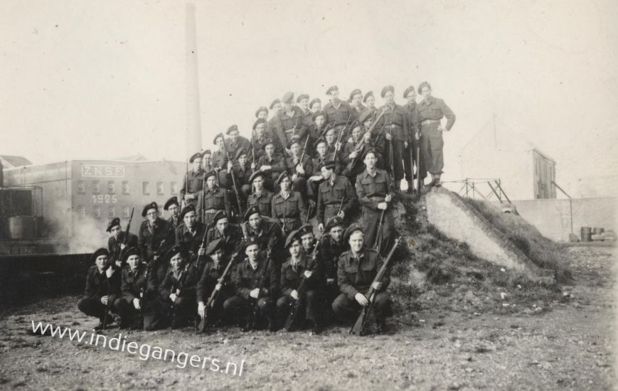 82 groepsfoto groot arsenaal kazerne 19 maart boz