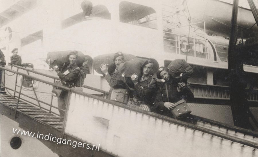 79 aan boord gaan van het schip met plunje